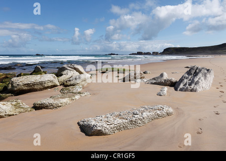 White Park Bay oder Whitepark Bay mit weißem Kalkstein Felsen, Küste von Antrim, County Antrim, Nordirland, Vereinigtes Königreich Stockfoto