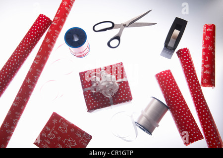 Weihnachts-Geschenkpapier und Band Stockfoto