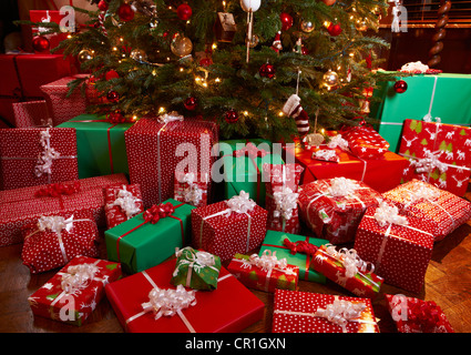 Weihnachtsgeschenke unter Baum Stockfoto