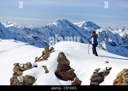 Wanderer auf Roethenspitz Berg über das Penser Joch Pass, Sarntal-Tal, Alto Adige, Italien, Europa Stockfoto