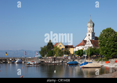 Halbinsel mit Kirche St. Georg, Wasserburg am Bodensee, Schwaben, Bayern, Deutschland, Europa, PublicGround Stockfoto