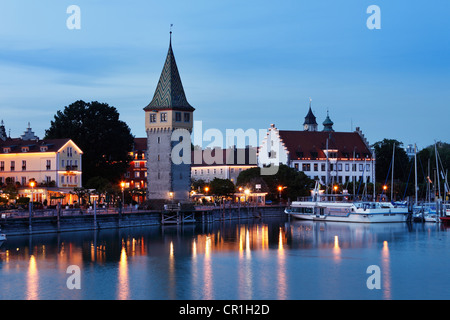 Mangturm oder Mangenturm Turm nahe dem Hafen in der Abenddämmerung, Lindau am Bodensee, Schwaben, Bayern, Deutschland, Europa, PublicGround Stockfoto