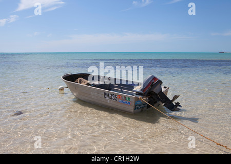 Kleine Zinn Boot vertäut Oyster Stacks Strand in der Nähe von Exmouth, Western Australia Stockfoto