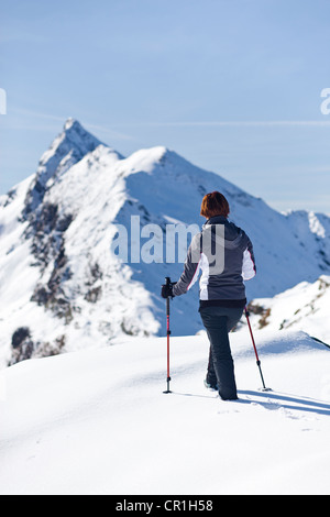 Wanderer auf Roethenspitz Berg über Penser Joch Pass, mit Blick auf den Gipfel des Penser Weißhorn Mountain, Sarn Valley Stockfoto