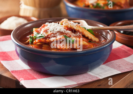 Ravioli in Tomatensauce. Italienisches Essen Stockfoto