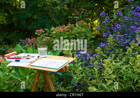 Aquarelle und Pad auf Staffelei im freien Stockfoto