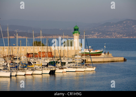 Frankreich, Bouches-du-Rhône, La Ciotat, Leuchtturm im alten Hafen Stockfoto