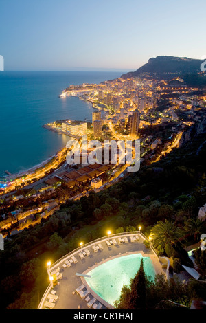 Principalty von Monaco, Monaco, Überblick über die Stadt bei Nacht gesehen von einer Suite des Hotel Vista Palace de Roquebrune-Cap-Martin Stockfoto