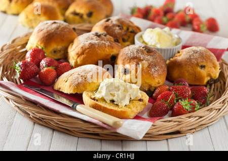 Kornische Safran Brötchen mit Clotted Cream regionale Küche UK Stockfoto