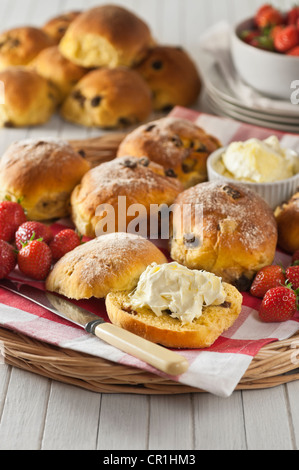 Kornische Safran Brötchen mit Clotted Cream regionale Küche UK Stockfoto