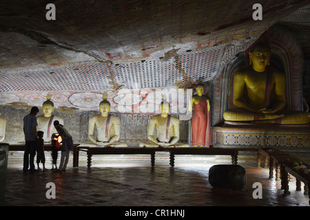 Touristen in Höhle 2 der Höhlentempel (UNESCO-Weltkulturerbe), Dambulla, North Central Province, Sri Lanka Stockfoto