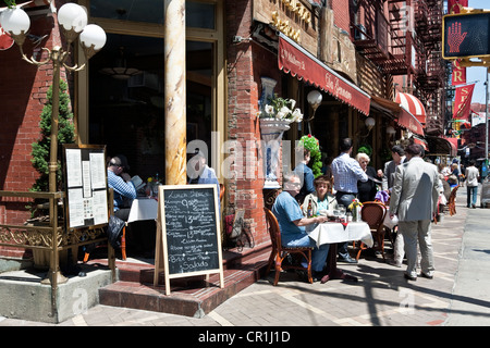 Menschen, die Essen an Tischen im Freien sitzen alte Zeit Italienisches Restaurant Da Gennaro Mulberry Street wenig Italien Manhattan Stockfoto