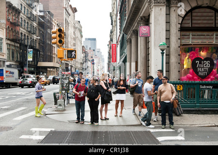 heterogene Gruppe von Menschen stehen am Broadway, die darauf warten, Prince Street in Soho Nachbarschaft New York City cross Stockfoto