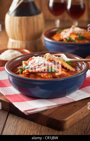 Ravioli in Tomatensauce. Italienisches Essen Stockfoto