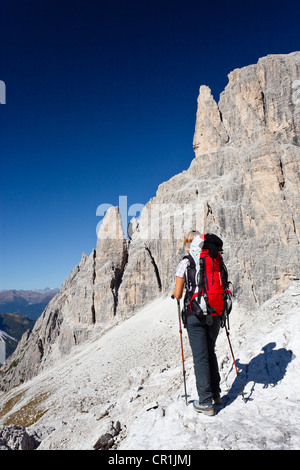 Wanderer auf Strada Degli Alpini Klettersteig, mit Blick auf Mt Cima Undici, Strada Degli Alpini Klettersteig unten, Sexten, Sexten Stockfoto