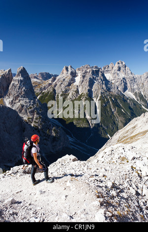 Wanderer auf der Strada Degli Alpini Klettersteig, mit Blick auf Mt Cima Una, Mt Punta dei Tre Scarperi in den Rücken Stockfoto