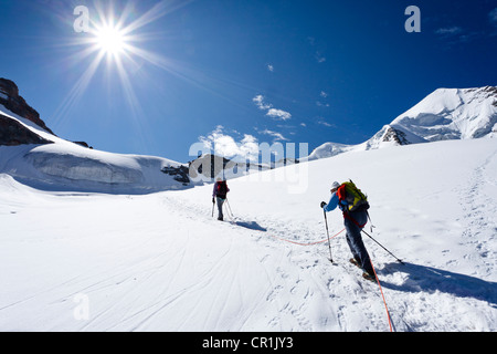 Bergsteiger beim Aufstieg Mt Piz Palue, Gipfel des Mt Piz Palue hinten, Graubünden, Schweiz, Europa Stockfoto