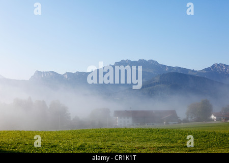 Blick Richtung Kampenwand Berg vom Krieg Memorial Chapel in Hittenkirchen, Gemeinde Bernau, Chiemgau, Oberbayern Stockfoto