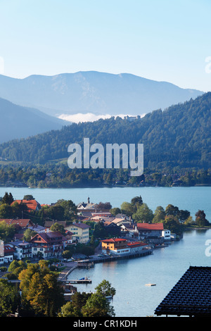 Tegernsee-Stadt mit Schloss Ringberg Schloss am See Tegernsee zurück, Blick vom Höhenweg, Bayern, Oberbayern, PublicGround Stockfoto