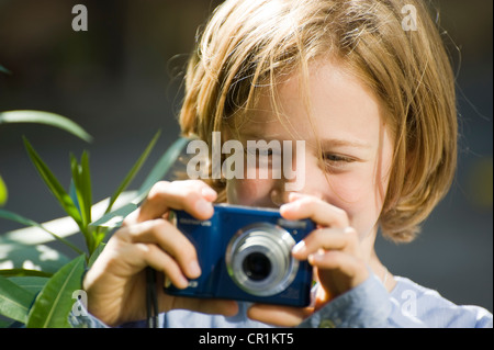 Mädchen, acht Jahre, Fotografieren mit einer digitalen Kamera Stockfoto