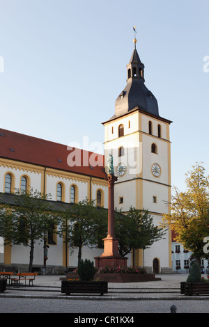 St. James Parish Church oder Kirche von St. Jakob und Marian Spalte, Mitterteich, Oberpfalz, Bayern, PublicGround Stockfoto