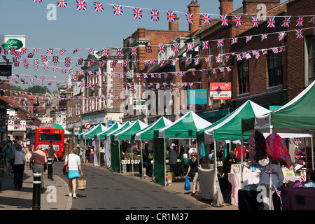 Marktstände und Union Jack Bunting in The Broadway, Winchester Stockfoto