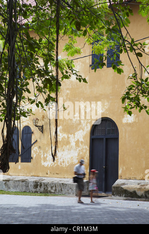 Menschen zu Fuß vorbei an Maritime Museum, Galle, südlichen Provinz, Sri Lanka Stockfoto