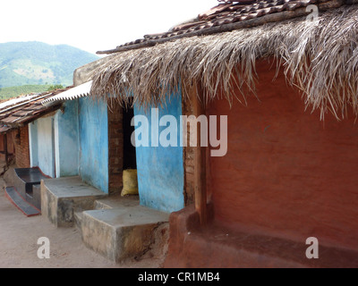 Bunten strohgedeckten Hütten in Stammes-Dorf in Orissa, Indien Stockfoto