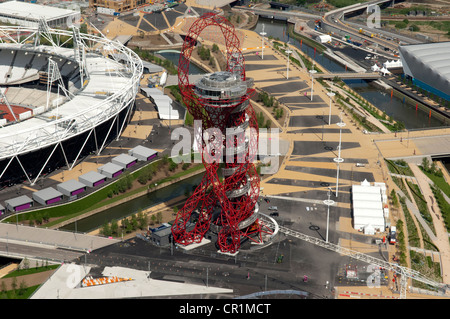 Die Arcelor Mittal Orbit Scupture Anesh Kapoor und das Aqua-Center im Londoner Olympia-Park aus der Luft gesehen. Stockfoto