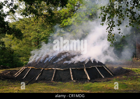 Hügel der Verbrennung Holzkohle, Walpersdorf, Siegen-Wittgenstein Bezirk, North Rhine-Westphalia, Deutschland, Europa Stockfoto