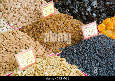 Griechenland, Attika, Athen, Zentralmarkt, getrocknete Früchte: Mandeln, Aprikosen, Pflaumen, Trauben, Nüssen Stockfoto