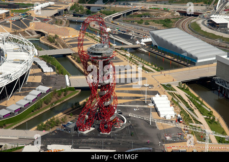 Die Arcelor Mittal Orbit Scupture Anesh Kapoor und das Aqua-Center im Londoner Olympia-Park aus der Luft gesehen. Stockfoto