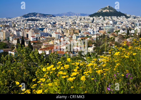 Griechenland, Attika, Athen, Überblick über die Stadt mit Mount Lycabettus aus dem Areopag oder Areios Pagos (Gericht der alten Stockfoto