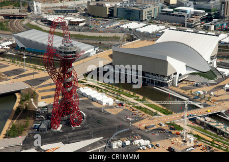 Die Arcelor Mittal Orbit Scupture Anesh Kapoor und das Aqua-Center im Londoner Olympia-Park aus der Luft gesehen. Stockfoto