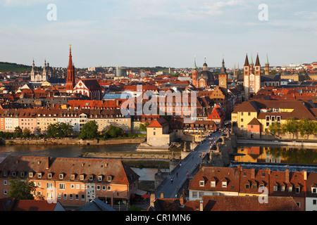 Blick vom Festungsberg Hügel über dem Main und Altstadt, Würzburg, Unterfranken, Franken, Bayern Stockfoto