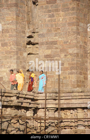 PURI, Indien - 18 NOV - indische Touristen erkunden Konarak Tempel, am 18. November 2009 in Puri, Indien Stockfoto