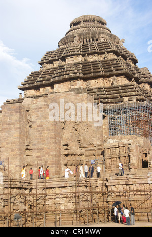 PURI, Indien - 18 NOV - indische Touristen erkunden Konarak Tempel, am 18. November 2009 in Puri, Indien Stockfoto