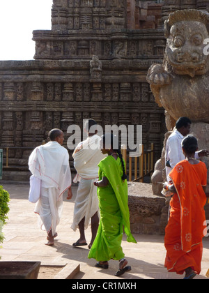 PURI, Indien - 18 NOV - indische Touristen erkunden Konarak Tempel, am 18. November 2009 in Puri, Indien Stockfoto