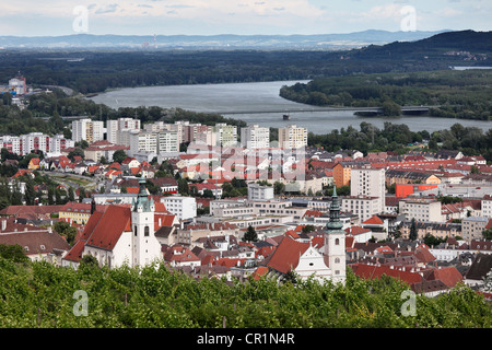 Blick vom Mt. Kreuzberg in Krems an der Donau mit Piaristenkirche und Abendkonzerte Kirchen, Wachau, Niederösterreich, Österreich Stockfoto