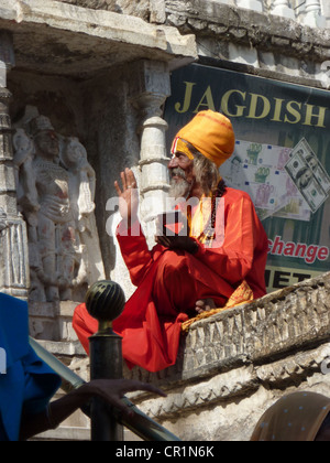 UDAIPUR, Indien - DEC 2 - Hindu Sadhu gibt Segen vor einem Tempel am 2. Dezember 2009 in Udaipur, Indien Stockfoto