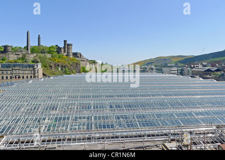 Das neue Dach auf Waverley Bahnhof Ost im schottischen Edinburgh mit Calton Hill hinter. Stockfoto