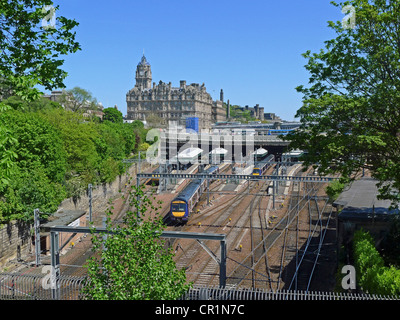 Eine erste Scotrail Class 170 Turbostar Diesel Multiple Unit kommt in Edinburgh Waverley Bahnhof an einem sonnigen Frühlingstag. Stockfoto