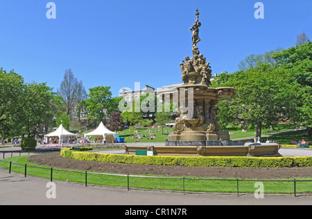 Die goldenen Ross Fountain in West Princes Street Gardens, Edinburgh an einem sonnigen Frühlingstag. Stockfoto