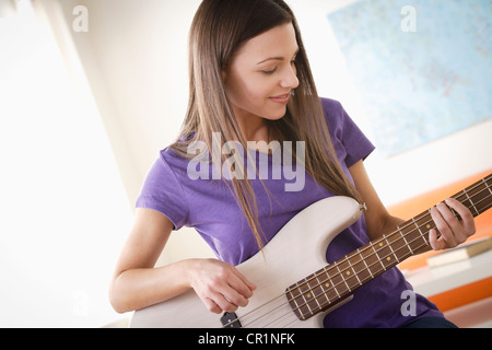 USA, California, Los Angeles, junge Frau spielt e-Gitarre Stockfoto