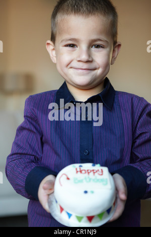 Junge hält Miniatur Kuchen Stockfoto