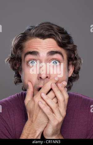 Studioaufnahme schockiert jungen Mannes Stockfoto