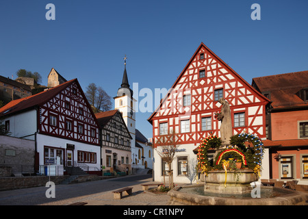 Fachwerkhäuser und ein Oster-Brunnen, Pottenstein, kleine Schweiz, Oberfranken, Franken, Bayern Stockfoto