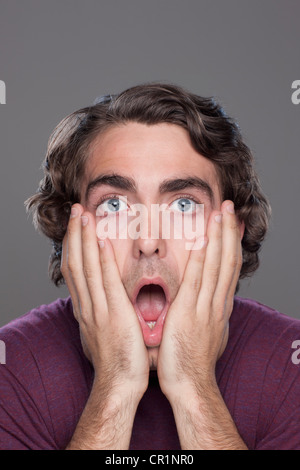 Studioaufnahme schockiert jungen Mannes Stockfoto