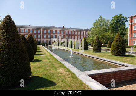 Die formalen Gärten und Brunnen in Halbinsel Square Winchester Stockfoto