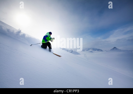 Skifahren auf verschneiten Hang Mann Stockfoto